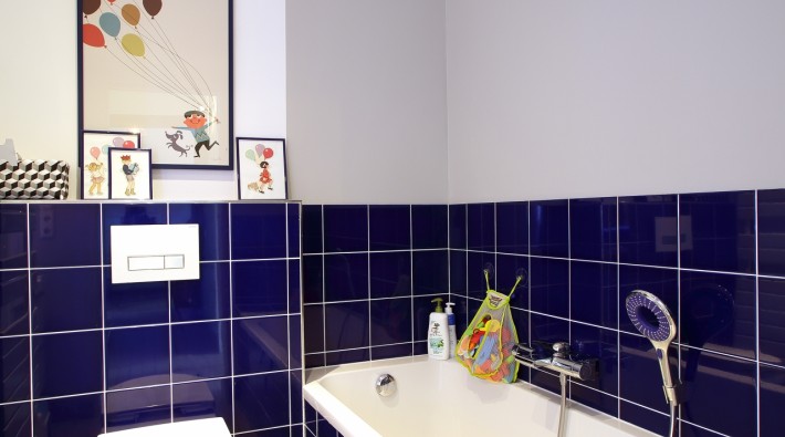 Rénovation complète de maison à Luxembourg salle de bain 1 bleue